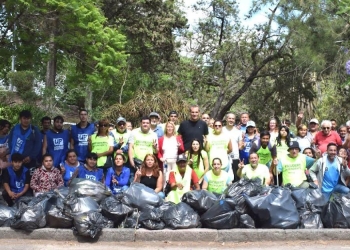Escudero salió a limpiar el bosque en señal de campaña