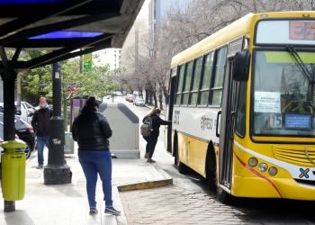 Desde el próximo lunes, el transporte público funcionará con horario de verano