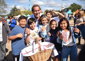 Villa Elvira celebró su aniversario con emotivo reconocimiento al Batman Solidario, shows y ‘Barrio x Barrio